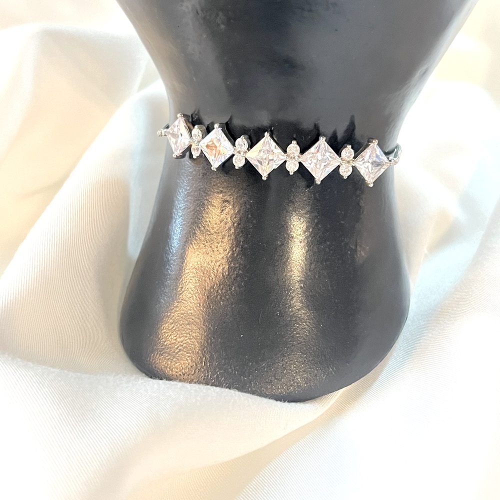 Adjustable silver tone bracelet